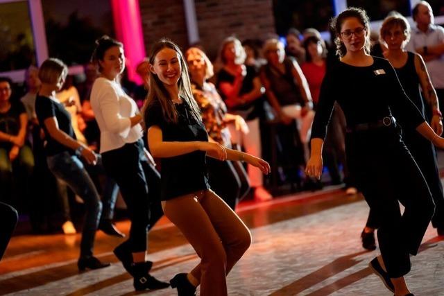 Line Dance: In einer Linie und synchron tanzen