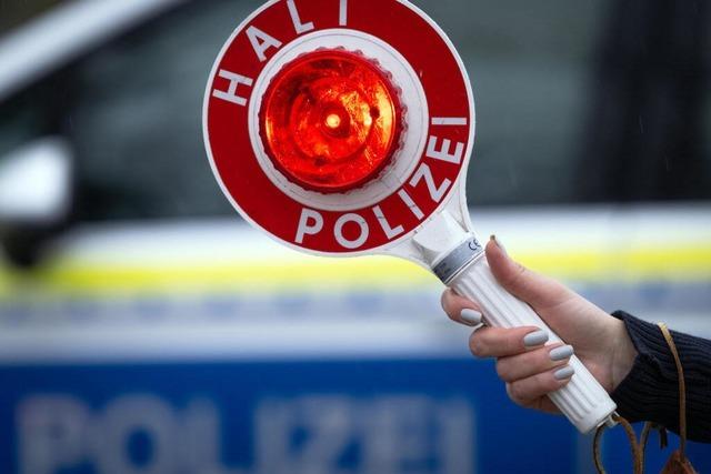 Vor einer Kontrolle: Polizistin beobachtet, wie ein Autofahrer den Sitzplatz mit Beifahrerin tauscht