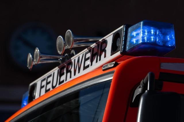 Lagerhallenbrand mit starker Rauchentwicklung in Renchen, Rheinau, Wagshurst, nsbach