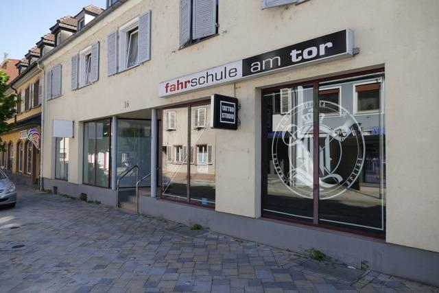 Nach der Schlieung der Breisacher Postfiliale in der Neutorstrae zieht sie wenige Meter weiter