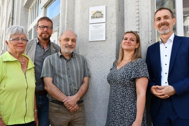An der Lrracher Stadtbibliothek informiert ein neues Info-Schild ber die Vergangenheit des Gebudes