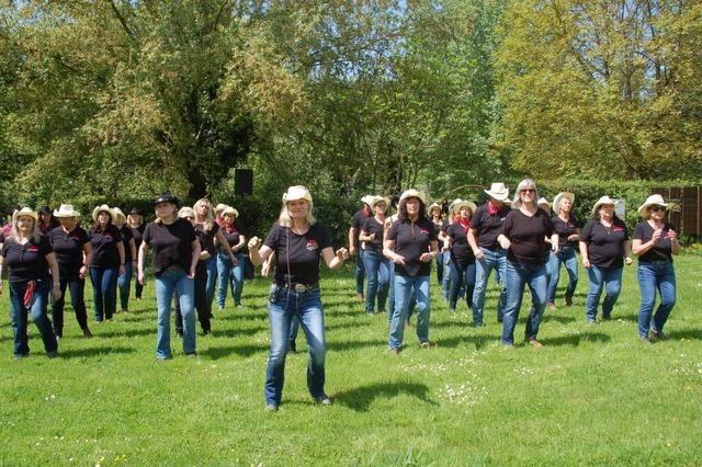 Am weltweiten Line Dance Flashmob beteiligten sich auch Formationen im Schlossgarten Beuggen