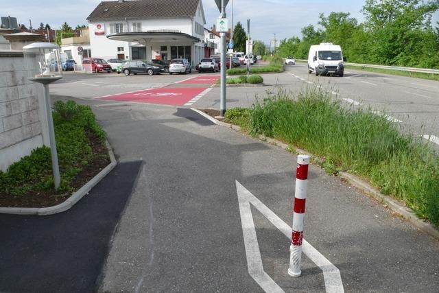 Ein Pfosten auf der Weiler Fahrradstrae soll Tempo der Radler drosseln, um Fugnger zu schtzen