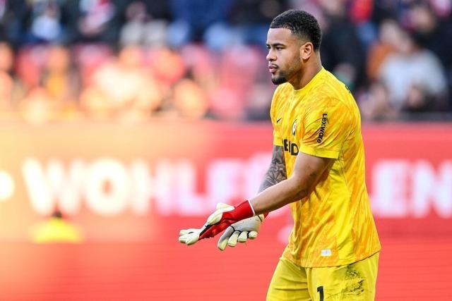 SC-Freiburg-Keeper Noah Atubolu steht am Samstag in Kiel wieder im Tor
