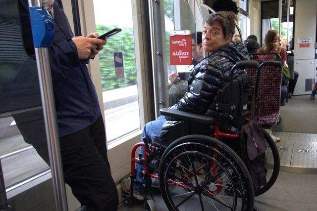 Im Rollstuhl in der Freiburger Straenbahn: Eine Theatergruppe will zeigen, wie gro die Hrden sind
