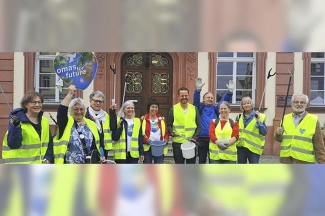 Omas for Future sammeln Kippen, auch OB macht mit