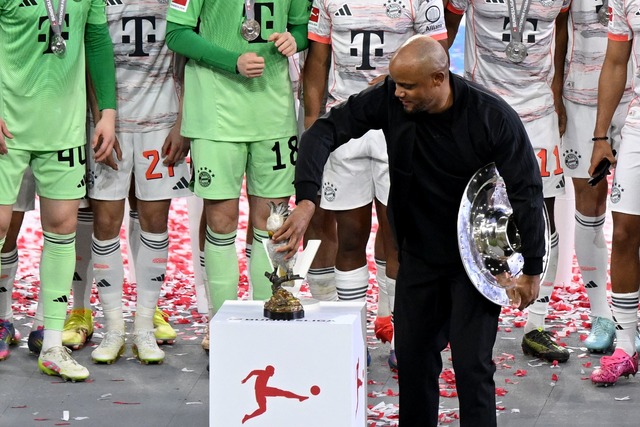 Trainer Vincent Kompany bringt einen Porzellan-Kakadu mit.  | Foto: Sven Hoppe/dpa