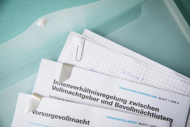 Im Notfall schnell griffbereit: Wer Vo...gehörigen damit einen großen Gefallen. | Foto: Christin Klose (dpa) Im Notfall schnell griffbereit: Wer Vo...gehörigen damit einen großen Gefallen. | Foto: Christin Klose (dpa)