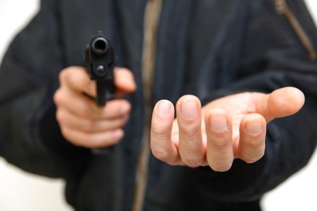 Widersprchliche Aussagen zu einem Tankstellenberfall fhren zur Verfahrensaussetzung