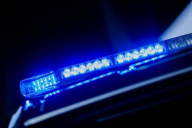 Zeugen gesucht: Wohl eine Kippe sorgt im Lffinger Ortsteil Unadingen fr eine brennende Konifere
