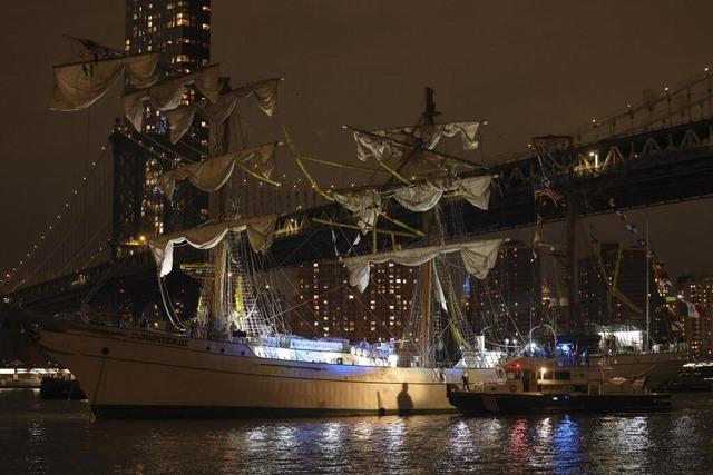 Segelschulschiff rammt Brooklyn Bridge