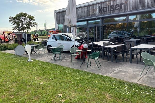 83-Jhrige fhrt mit Auto auf Caf-Terrasse in Ehrenkirchen