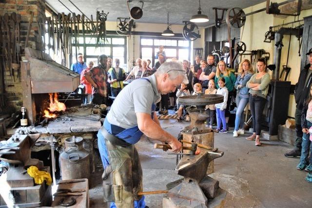 Alte Schmiede in Zell-Mambach zeigt seltenen Federhammer in Aktion