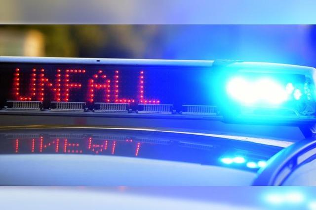 Zwei Autos stoen an einer Kreuzung in Wyhlen zusammen