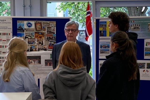 Prominenter Gast: Willi Stchele besuchte seine alte Schule in Mllheim