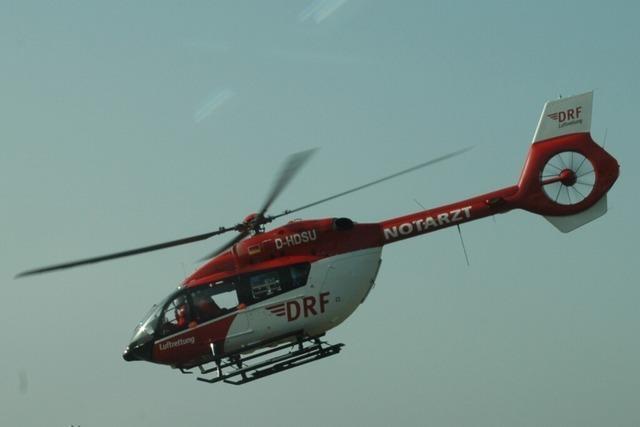 Notarzt wird im Wald bei Freiburg aus Hubschrauber zu gestrztem Mountainbiker abgeseilt