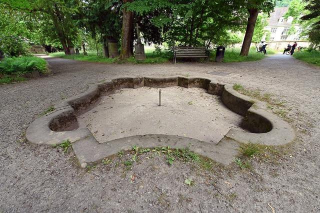 Die Brunnen auf dem Alten Friedhof in Freiburg sind inzwischen eine knochentrockene Angelegenheit