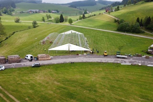 Aufbau fr das groe Jubilumsfest des Musikvereins Waldau luft