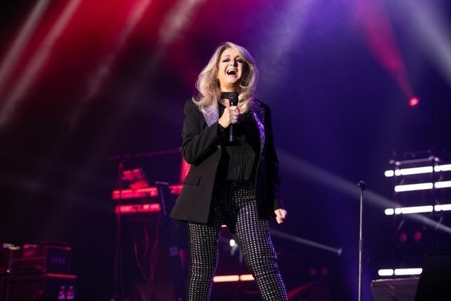 Bonnie Tyler startet Tournee 2025 mit mitreiendem Konzert in Offenburg