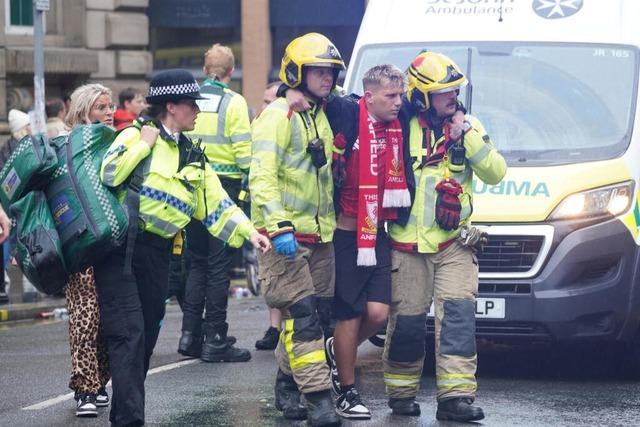 Auto fhrt whrend Liverpools Meisterfeier in die Menge – 27 Verletzte