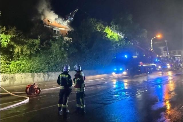 Blitzeinschlag in Lrrach: Feuerwehr lscht Dachstuhlbrand in Stetten