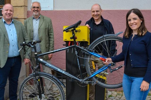 Mnstertal bietet Radfahrern Pannenhilfe mit neuer Servicestation