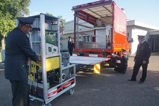 Die Feuerwehr Btzingen bekommt Rollcontainer fr schwere Gerte