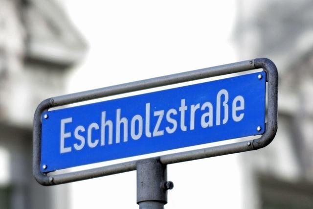 Unbekannter zerschlgt in Freiburg Scheiben von mindestens zehn geparkten Autos