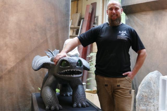 Zur Premiere von "Drachenzhmen": Steinmetz aus Steinen erschafft Statue von Drache Ohnezahn