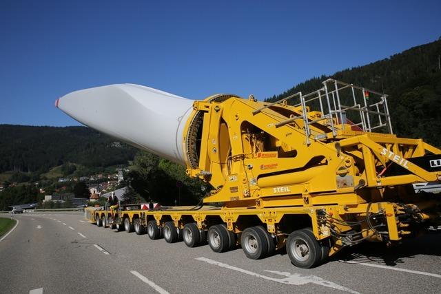 Wie Bauteile fr die Windrder am Rokopf mitten durch Freiburg gefahren werden