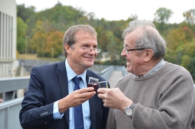 Nchste Wette gewonnen: Manfred Henle bekommt 50 Liter Wein vom Rheinfelder Oberbrgermeister