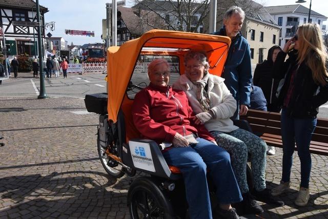 Mit der Rikscha und einem Piloten auf Rundfahrt durch Gundelfingen