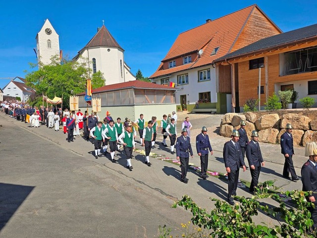 Prozession mit Blumenteppich in Lffingen  | Foto: Christa Maier