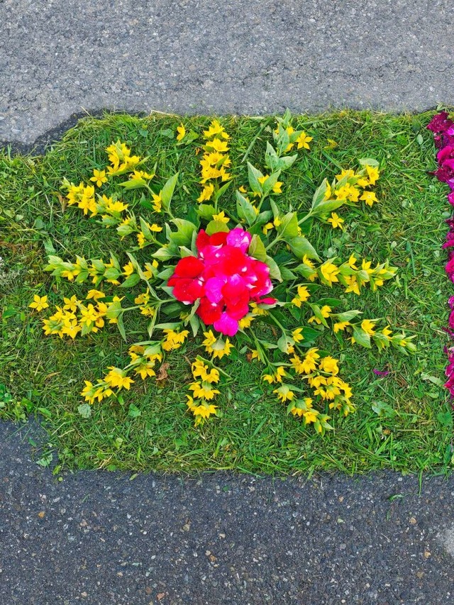 Prozession mit Blumenteppich in Lffingen  | Foto: Christa Maier