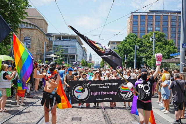 CSD in Freiburg - die schnsten Outfits, die besten Schilder und ganz viele feiernde Menschen