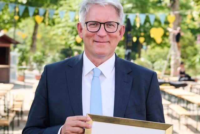 Der Lahrer Kaufmann Uwe Kohler hlt die Edeka-Ehrennadel