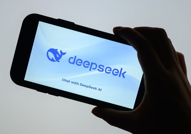 Die KI-App von DeepSeek soll wegen Ver...Apple und Google fliegen. (Archivbild) | Foto: Patrick Pleul/dpa Die KI-App von DeepSeek soll wegen Ver...Apple und Google fliegen. (Archivbild) | Foto: Patrick Pleul/dpa