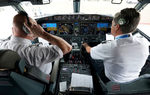 Zwei Piloten im Cockpit bedeuten mehr Sicherheit. | Foto: LM Otero/AP/dpa Zwei Piloten im Cockpit bedeuten mehr Sicherheit. | Foto: LM Otero/AP/dpa