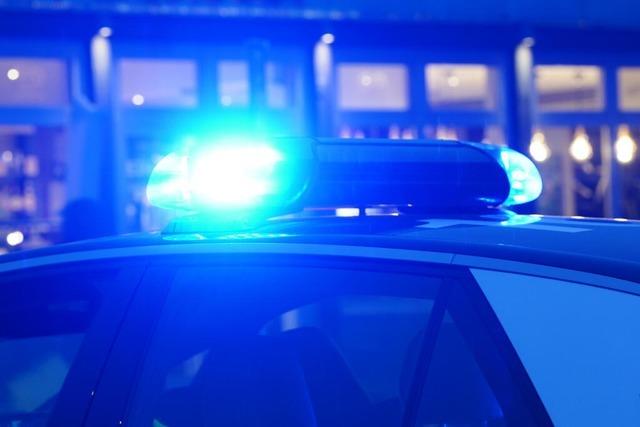 Unbekannter verursacht Unfall auf Parkplatz in Bad Sckingen und beschdigt Mazda
