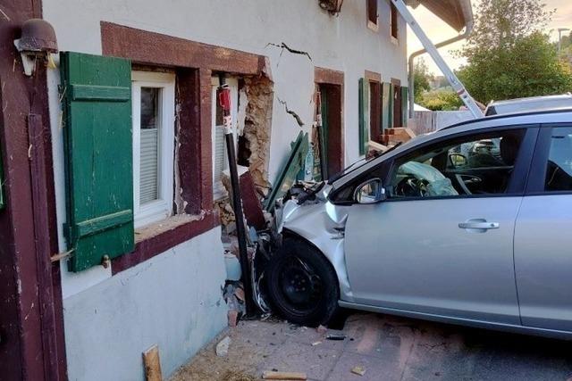 Auto fhrt in Elzach in Wohnhaus und verletzt zwei Personen